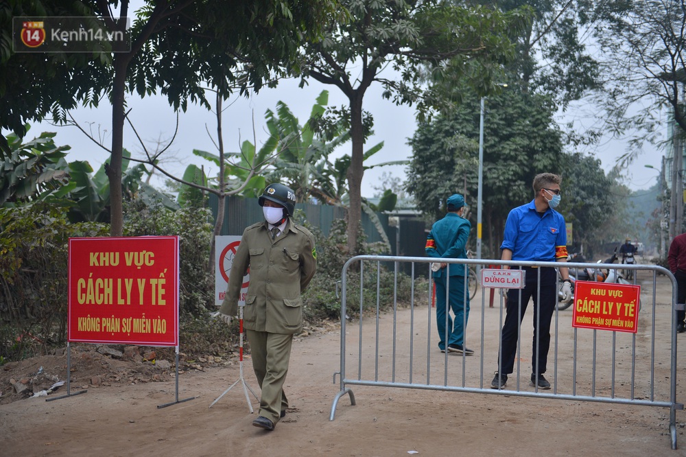 Ảnh: Người dân Đông Anh trèo cổng, mang gà, rau tiếp tế cho người dân trong vùng cách ly - Ảnh 18.