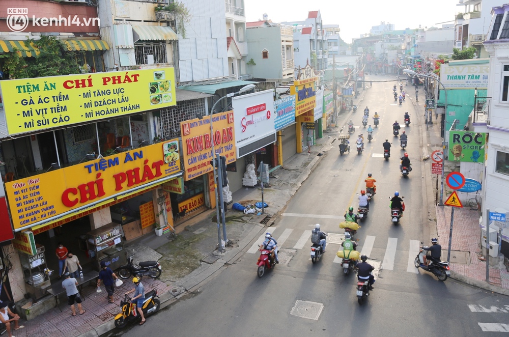 Buổi sáng đầu tiên TP.HCM nới lỏng giãn cách: Đường phố rộn ràng, người dân di chuyển dễ dàng khi không còn chốt kiểm soát - Ảnh 12.