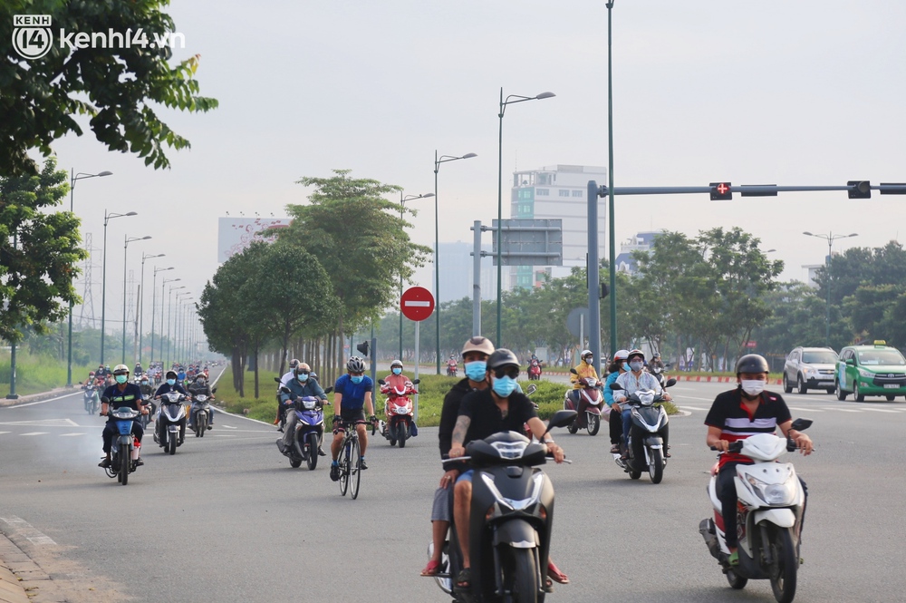 Buổi sáng đầu tiên TP.HCM nới lỏng giãn cách: Đường phố rộn ràng, người dân di chuyển dễ dàng khi không còn chốt kiểm soát - Ảnh 1.