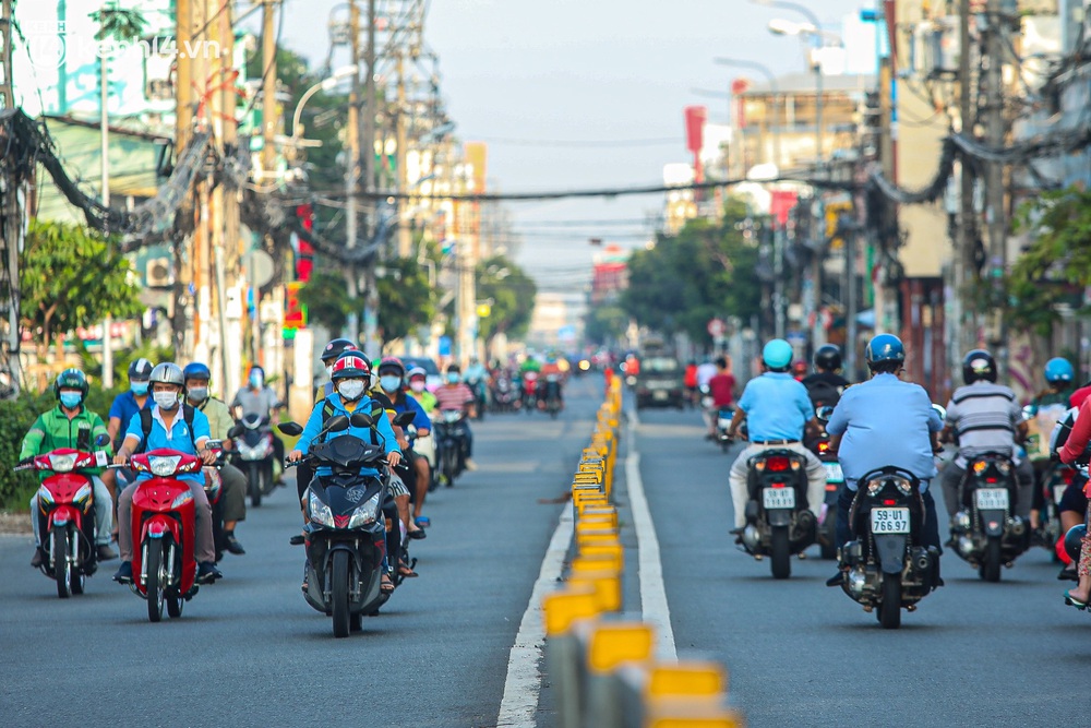 Buổi sáng đầu tiên TP.HCM nới lỏng giãn cách: Đường phố rộn ràng, người dân di chuyển dễ dàng khi không còn chốt kiểm soát - Ảnh 4.