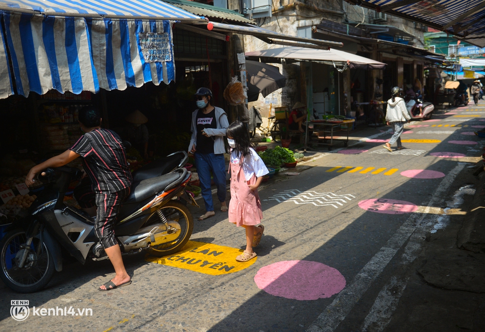 Ảnh: Khu chợ đầu tiên tại Hà Nội vẽ ô, kẻ vạch, phân luồng giao thông để phòng dịch Covid-19 - Ảnh 6.