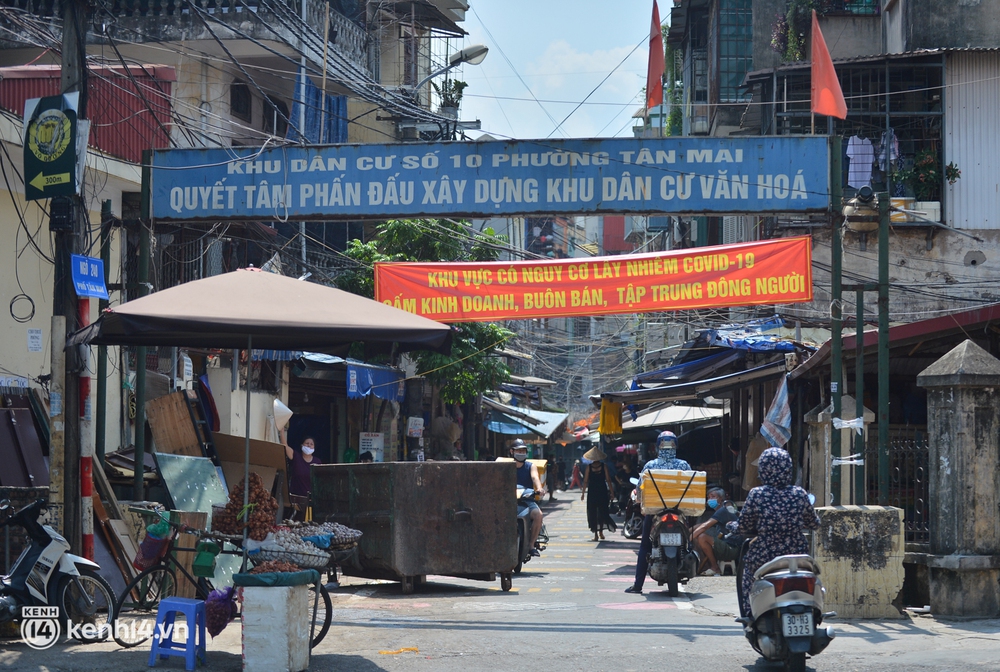 Ảnh: Khu chợ đầu tiên tại Hà Nội vẽ ô, kẻ vạch, phân luồng giao thông để phòng dịch Covid-19 - Ảnh 1.