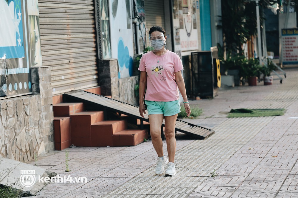 Người Sài Gòn rủ nhau đến công viên chạy bộ, đạp xe ngoài đường trong ngày đầu được phép tập thể dục - Ảnh 4.
