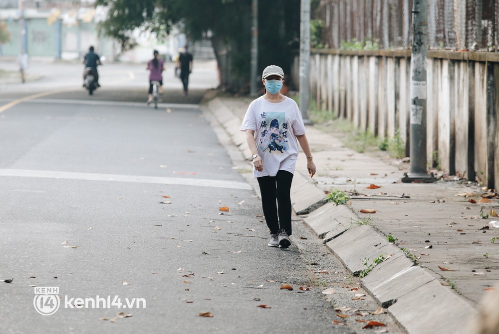 Người Sài Gòn rủ nhau đến công viên chạy bộ, đạp xe ngoài đường trong ngày đầu được phép tập thể dục - Ảnh 3.