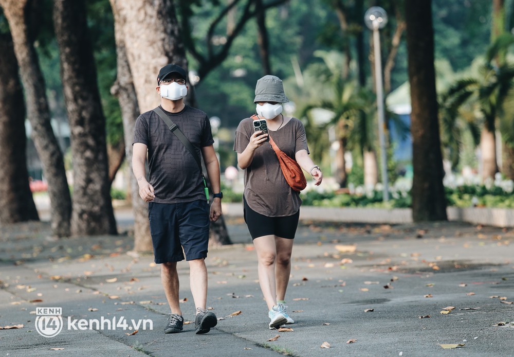 Người Sài Gòn rủ nhau đến công viên chạy bộ, đạp xe ngoài đường trong ngày đầu được phép tập thể dục - Ảnh 15.