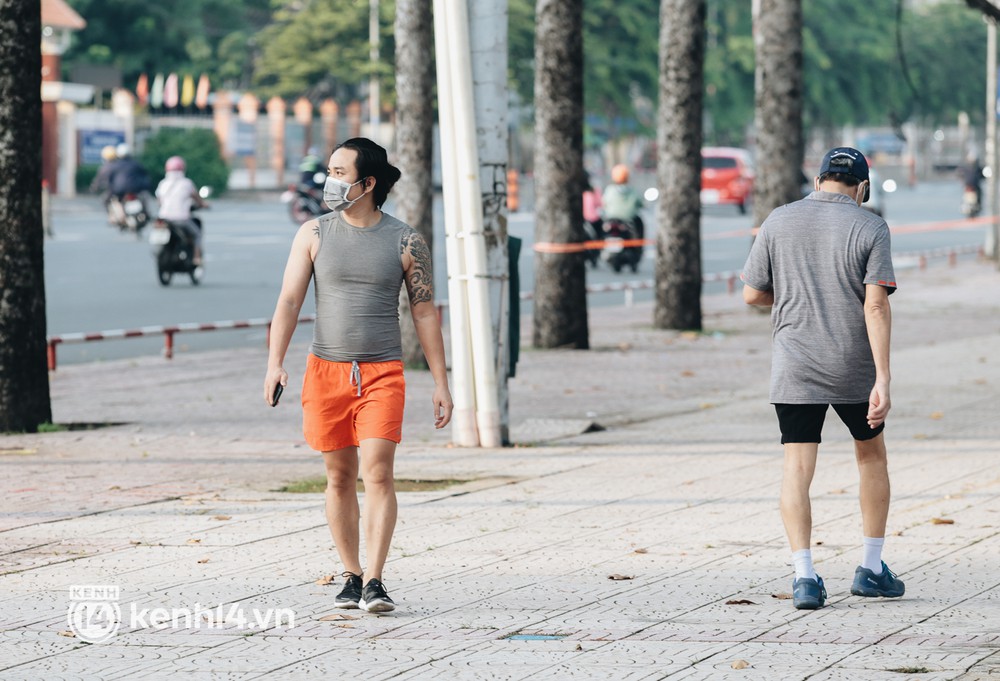 Người Sài Gòn rủ nhau đến công viên chạy bộ, đạp xe ngoài đường trong ngày đầu được phép tập thể dục - Ảnh 10.