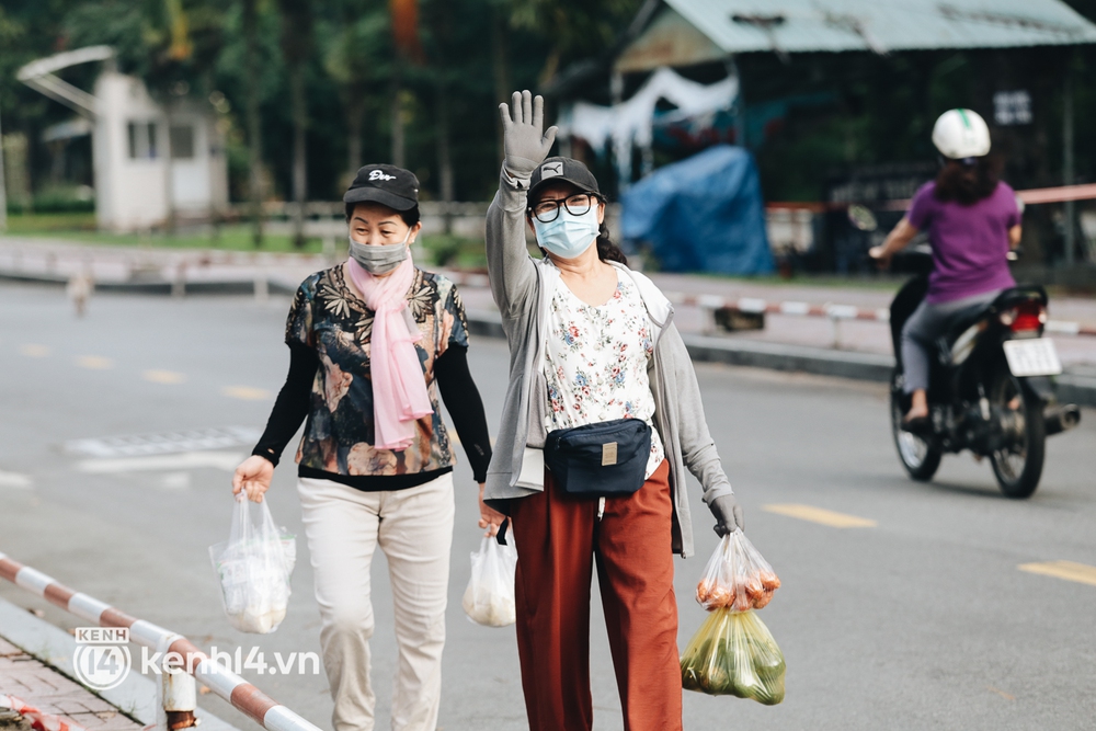 Người Sài Gòn rủ nhau đến công viên chạy bộ, đạp xe ngoài đường trong ngày đầu được phép tập thể dục - Ảnh 5.