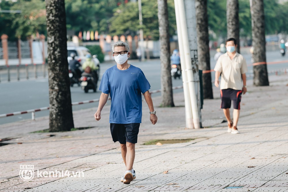 Người Sài Gòn rủ nhau đến công viên chạy bộ, đạp xe ngoài đường trong ngày đầu được phép tập thể dục - Ảnh 14.