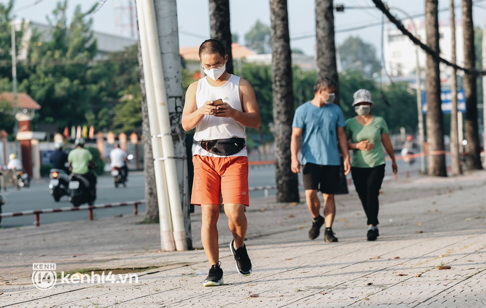 Người Sài Gòn rủ nhau đến công viên chạy bộ, đạp xe ngoài đường trong ngày đầu được phép tập thể dục - Ảnh 11.