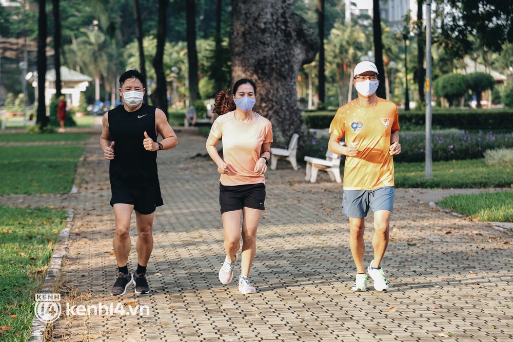 Người Sài Gòn rủ nhau đến công viên chạy bộ, đạp xe ngoài đường trong ngày đầu được phép tập thể dục - Ảnh 8.