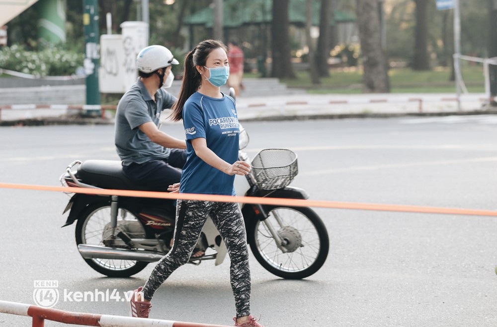 Người Sài Gòn rủ nhau đến công viên chạy bộ, đạp xe ngoài đường trong ngày đầu được phép tập thể dục - Ảnh 6.