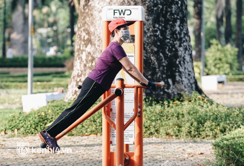 Người Sài Gòn rủ nhau đến công viên chạy bộ, đạp xe ngoài đường trong ngày đầu được phép tập thể dục - Ảnh 13.