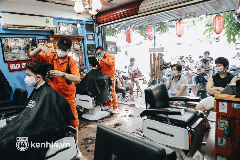 Ảnh: Người Sài Gòn ngồi chờ cả tiếng để được cắt tóc, làm đẹp sau hơn 4 tháng giãn cách - Ảnh 4.