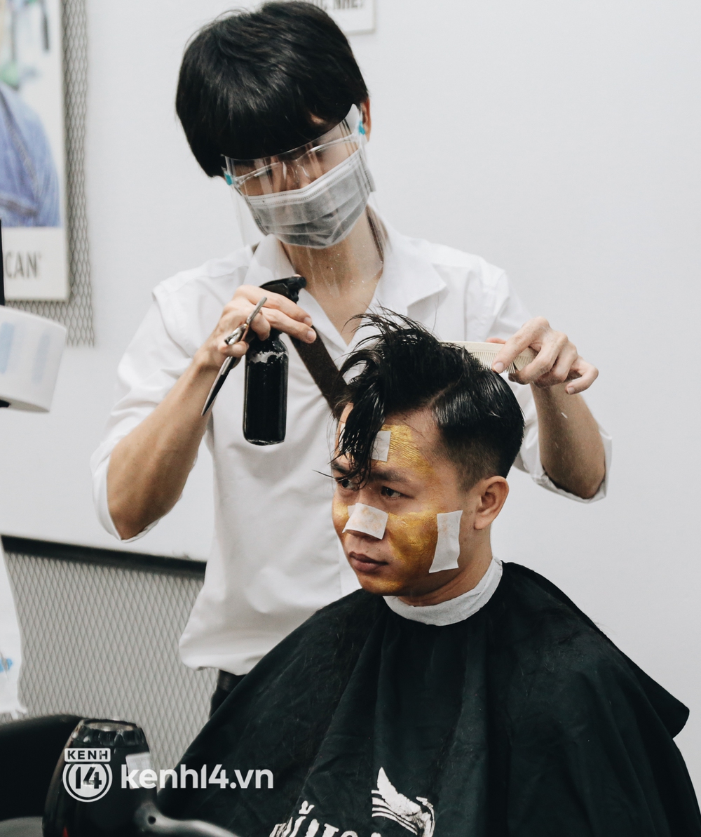 Ảnh: Người Sài Gòn ngồi chờ cả tiếng để được cắt tóc, làm đẹp sau hơn 4 tháng giãn cách - Ảnh 16.