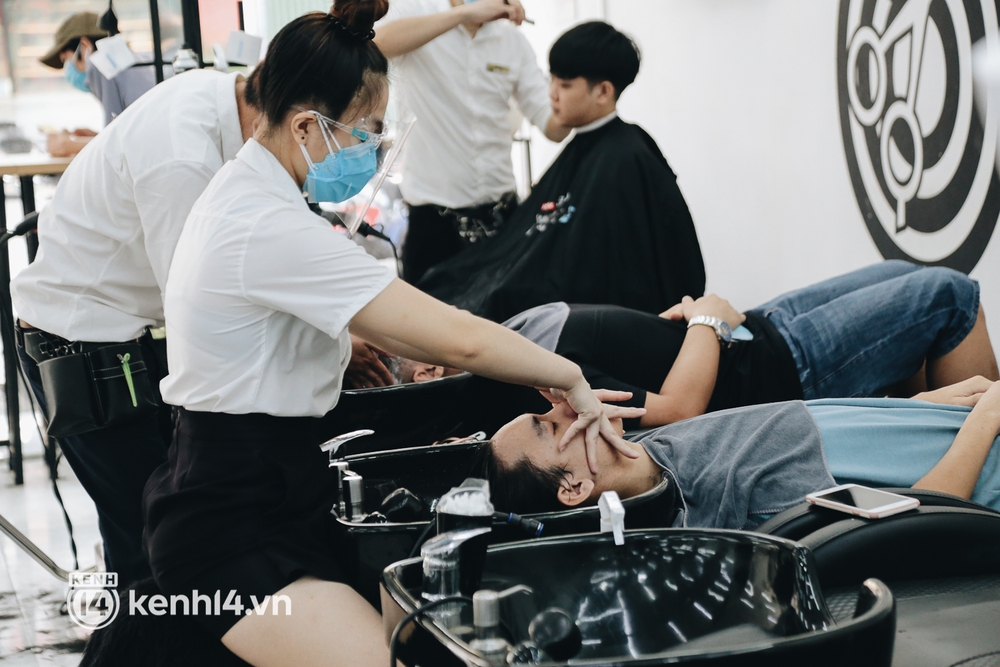 Ảnh: Người Sài Gòn ngồi chờ cả tiếng để được cắt tóc, làm đẹp sau hơn 4 tháng giãn cách - Ảnh 15.