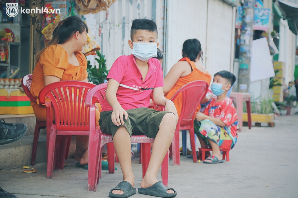 Gặp chú chủ trọ cầm xấp tiền 200.000 tặng từng người thuê ở Sài Gòn: Bà con khổ quá rồi, mình có thì giúp thôi - Ảnh 3. Gặp chú chủ trọ cầm xấp tiền 200.000 tặng từng người thuê ở Sài Gòn: Bà con khổ quá rồi, mình có thì giúp thôi - Ảnh 3.