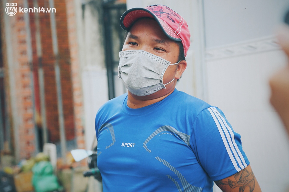 Gặp chú chủ trọ cầm xấp tiền 200.000 tặng từng người thuê ở Sài Gòn: Bà con khổ quá rồi, mình có thì giúp thôi - Ảnh 11. Gặp chú chủ trọ cầm xấp tiền 200.000 tặng từng người thuê ở Sài Gòn: Bà con khổ quá rồi, mình có thì giúp thôi - Ảnh 11.