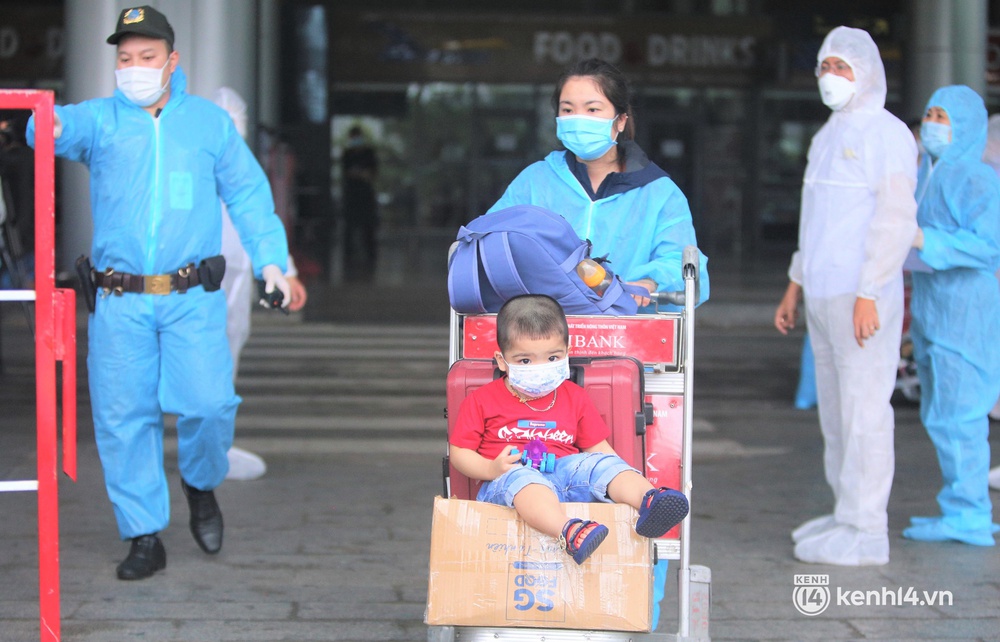 Anh trai ra sân bay, nghẹn ngào nhận tro cốt em gái mất vì Covid-19: Ở nhà gia đình đã lập sẵn bàn thờ, chỉ chờ ngày đón em về - Ảnh 5.