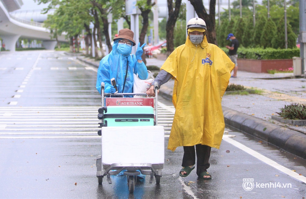 Anh trai ra sân bay, nghẹn ngào nhận tro cốt em gái mất vì Covid-19: Ở nhà gia đình đã lập sẵn bàn thờ, chỉ chờ ngày đón em về - Ảnh 18.