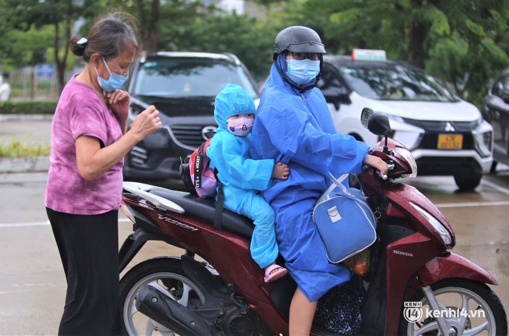 Anh trai ra sân bay, nghẹn ngào nhận tro cốt em gái mất vì Covid-19: Ở nhà gia đình đã lập sẵn bàn thờ, chỉ chờ ngày đón em về - Ảnh 12.