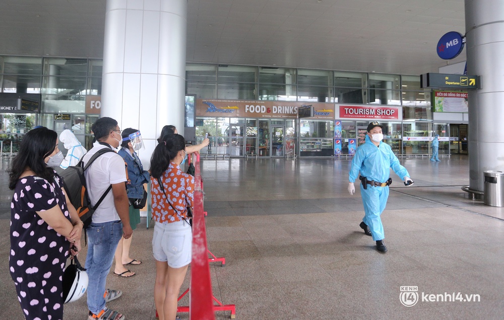 Anh trai ra sân bay, nghẹn ngào nhận tro cốt em gái mất vì Covid-19: Ở nhà gia đình đã lập sẵn bàn thờ, chỉ chờ ngày đón em về - Ảnh 8.