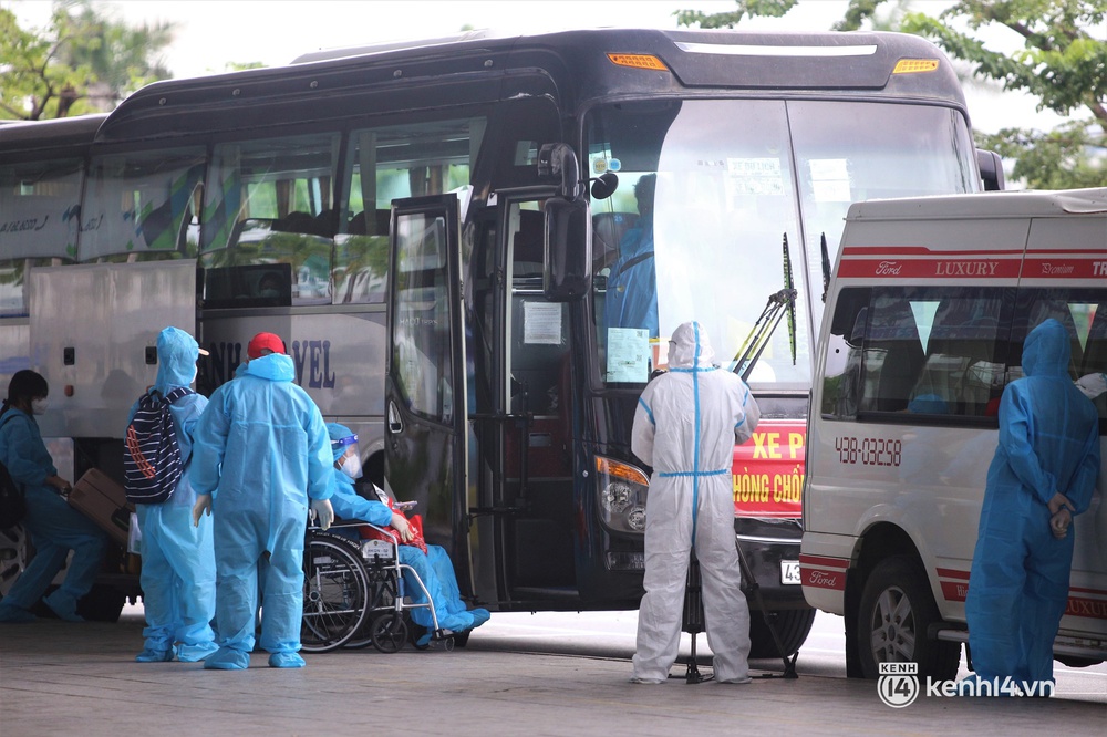 Anh trai ra sân bay, nghẹn ngào nhận tro cốt em gái mất vì Covid-19: Ở nhà gia đình đã lập sẵn bàn thờ, chỉ chờ ngày đón em về - Ảnh 21.