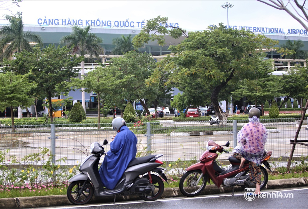 Anh trai ra sân bay, nghẹn ngào nhận tro cốt em gái mất vì Covid-19: Ở nhà gia đình đã lập sẵn bàn thờ, chỉ chờ ngày đón em về - Ảnh 9.