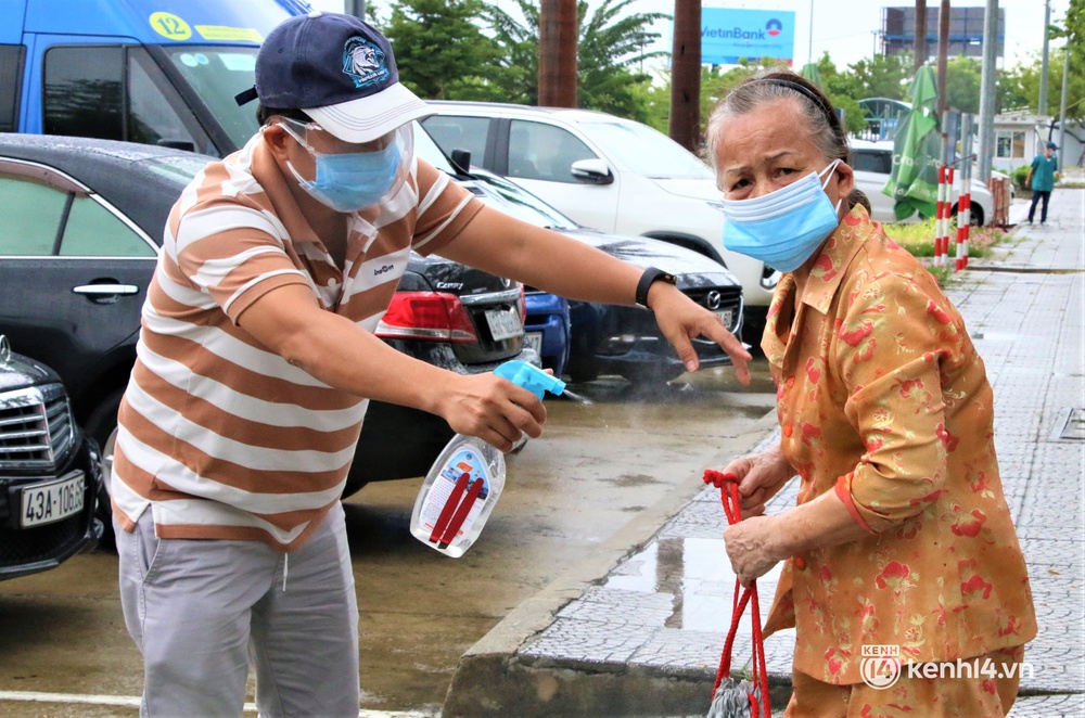 Anh trai ra sân bay, nghẹn ngào nhận tro cốt em gái mất vì Covid-19: Ở nhà gia đình đã lập sẵn bàn thờ, chỉ chờ ngày đón em về - Ảnh 19.