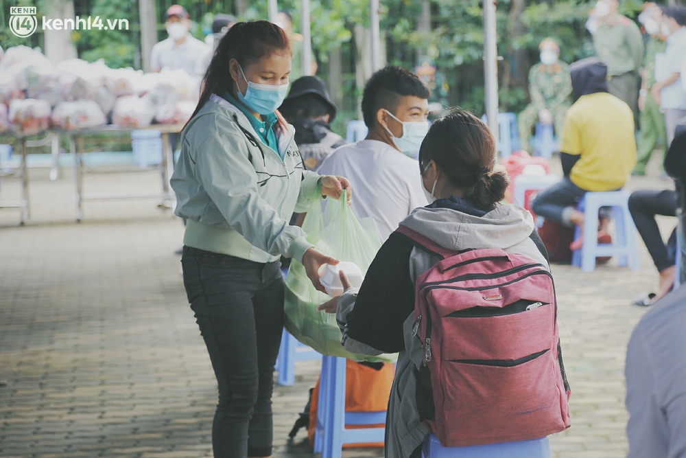 Thất nghiệp nhiều tháng, hơn 100 người dắt díu nhau đi bộ từ Long An về Tây Nguyên thì gặp ngay cái kết cảm động - Ảnh 4. Thất nghiệp nhiều tháng, hơn 100 người dắt díu nhau đi bộ từ Long An về Tây Nguyên thì gặp ngay cái kết cảm động - Ảnh 4.