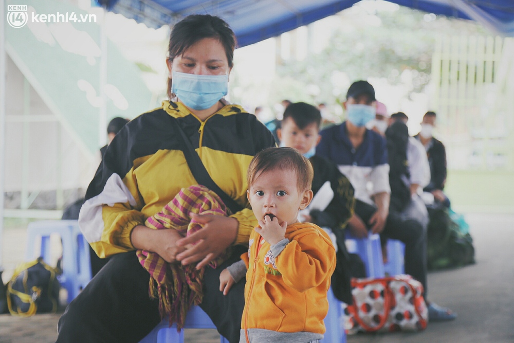 Thất nghiệp nhiều tháng, hơn 100 người dắt díu nhau đi bộ từ Long An về Tây Nguyên thì gặp ngay cái kết cảm động - Ảnh 2. Thất nghiệp nhiều tháng, hơn 100 người dắt díu nhau đi bộ từ Long An về Tây Nguyên thì gặp ngay cái kết cảm động - Ảnh 2.