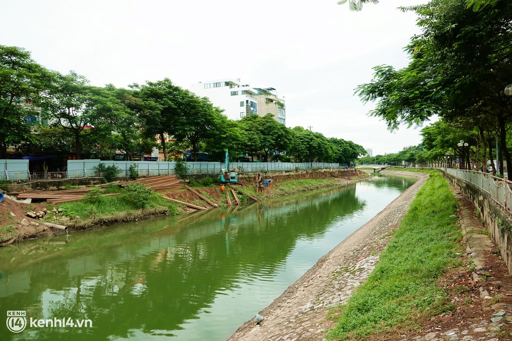 Hà Nội: Sông Tô Lịch bất ngờ chuyển màu xanh ngắt, người dân mang theo bao bắt hàng trăm cân cá đem về - Ảnh 1. Hà Nội: Sông Tô Lịch bất ngờ chuyển màu xanh ngắt, người dân mang theo bao bắt hàng trăm cân cá đem về - Ảnh 1.
