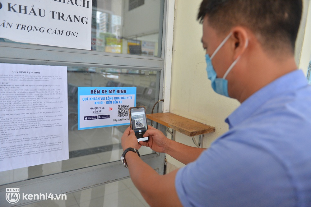 Hà Nội ngày đầu nối lại vận tải liên tỉnh: Cả bến xe chỉ có duy nhất 1 chuyến, nhiều người dân thất vọng phải quay về - Ảnh 14. Hà Nội ngày đầu nối lại vận tải liên tỉnh: Cả bến xe chỉ có duy nhất 1 chuyến, nhiều người dân thất vọng phải quay về - Ảnh 14.