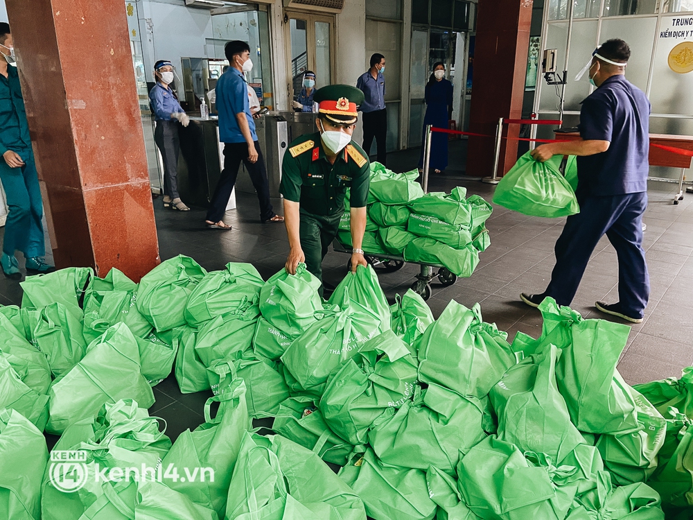 Bộ Tư lệnh TP.HCM tặng quà, gánh hành lý giúp người dân về quê bằng tàu hoả - Ảnh 5.