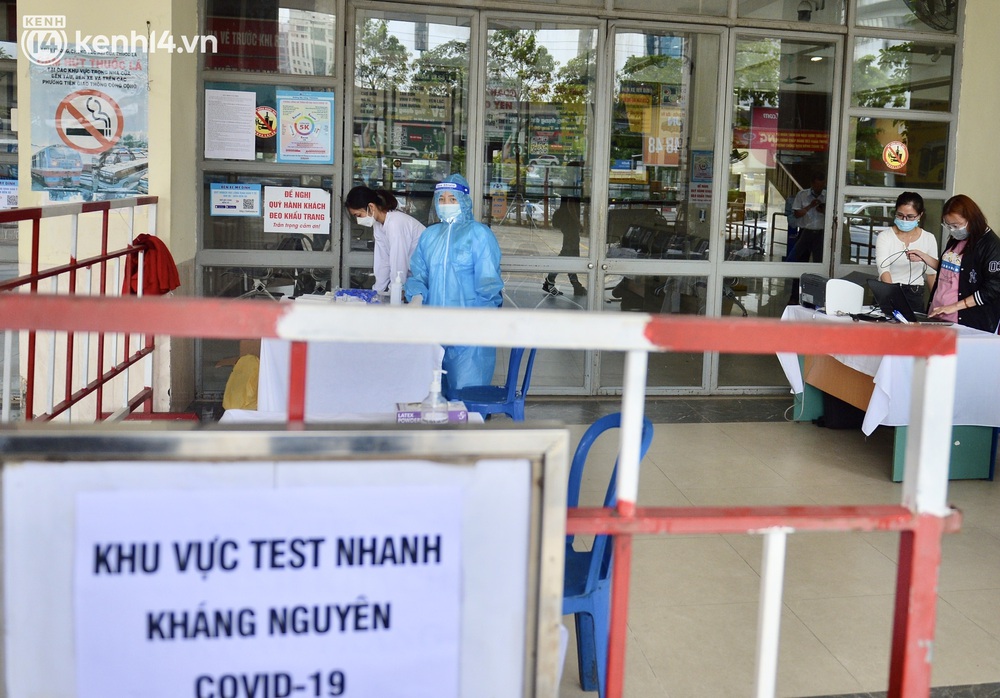 Hà Nội ngày đầu nối lại vận tải liên tỉnh: Cả bến xe chỉ có duy nhất 1 chuyến, nhiều người dân thất vọng phải quay về - Ảnh 11. Hà Nội ngày đầu nối lại vận tải liên tỉnh: Cả bến xe chỉ có duy nhất 1 chuyến, nhiều người dân thất vọng phải quay về - Ảnh 11.
