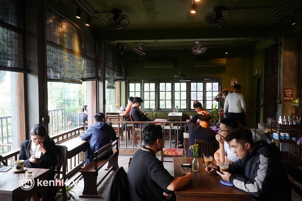 Ảnh: Sau bát phở nóng hổi, người Hà Nội thảnh thơi nhâm nhi cà phê, ngắm nhìn Thủ đô đang mùa đẹp nhất - Ảnh 5. Ảnh: Sau bát phở nóng hổi, người Hà Nội thảnh thơi nhâm nhi cà phê, ngắm nhìn Thủ đô đang mùa đẹp nhất - Ảnh 5.
