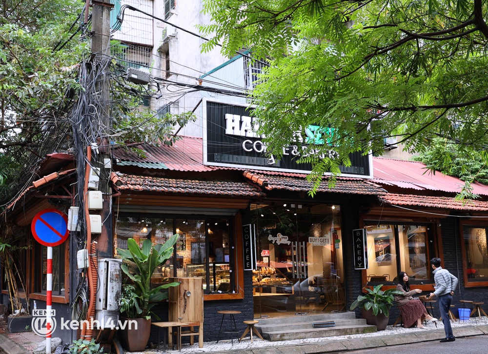 Ảnh: Sau bát phở nóng hổi, người Hà Nội thảnh thơi nhâm nhi cà phê, ngắm nhìn Thủ đô đang mùa đẹp nhất - Ảnh 3. Ảnh: Sau bát phở nóng hổi, người Hà Nội thảnh thơi nhâm nhi cà phê, ngắm nhìn Thủ đô đang mùa đẹp nhất - Ảnh 3.
