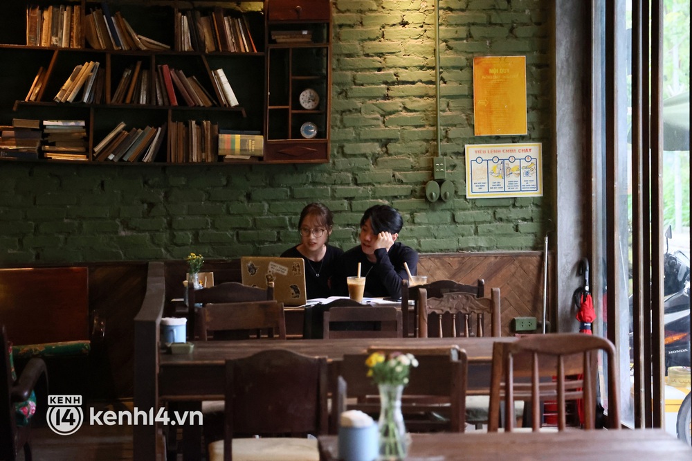 Ảnh: Sau bát phở nóng hổi, người Hà Nội thảnh thơi nhâm nhi cà phê, ngắm nhìn Thủ đô đang mùa đẹp nhất - Ảnh 7. Ảnh: Sau bát phở nóng hổi, người Hà Nội thảnh thơi nhâm nhi cà phê, ngắm nhìn Thủ đô đang mùa đẹp nhất - Ảnh 7.