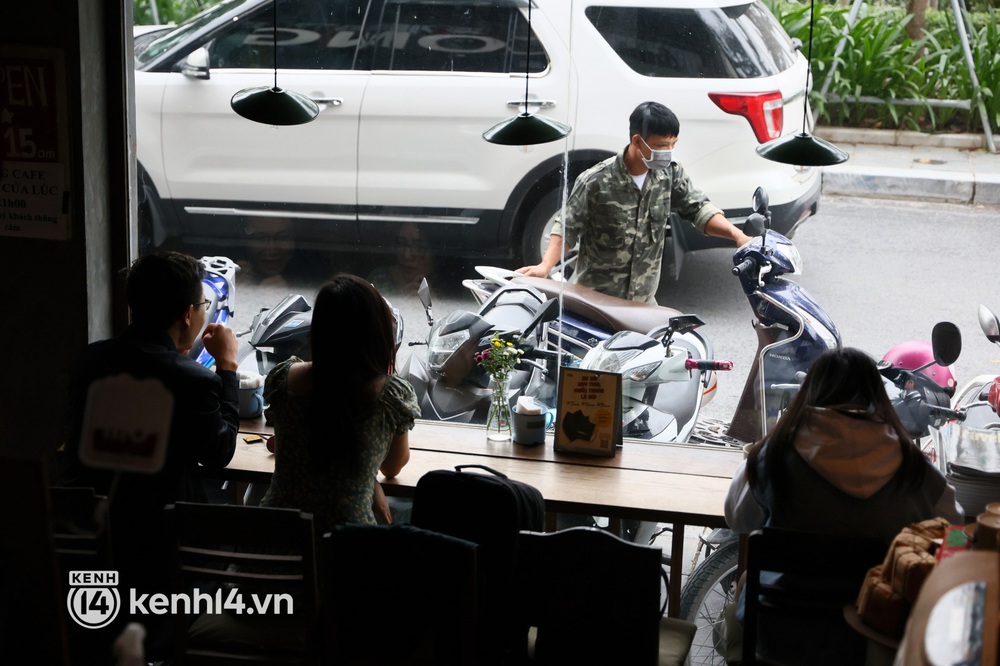 Ảnh: Sau bát phở nóng hổi, người Hà Nội thảnh thơi nhâm nhi cà phê, ngắm nhìn Thủ đô đang mùa đẹp nhất - Ảnh 8. Ảnh: Sau bát phở nóng hổi, người Hà Nội thảnh thơi nhâm nhi cà phê, ngắm nhìn Thủ đô đang mùa đẹp nhất - Ảnh 8.
