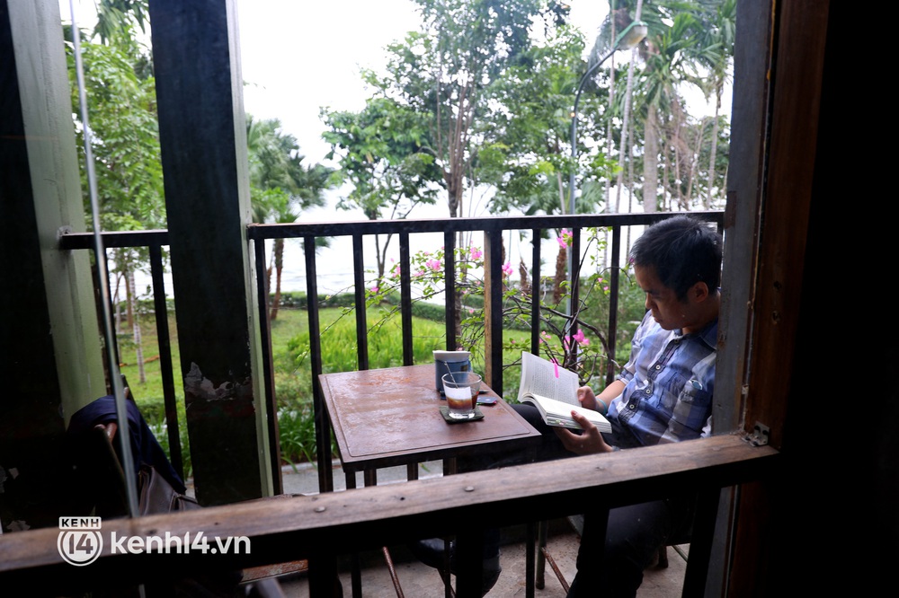 Ảnh: Sau bát phở nóng hổi, người Hà Nội thảnh thơi nhâm nhi cà phê, ngắm nhìn Thủ đô đang mùa đẹp nhất - Ảnh 10. Ảnh: Sau bát phở nóng hổi, người Hà Nội thảnh thơi nhâm nhi cà phê, ngắm nhìn Thủ đô đang mùa đẹp nhất - Ảnh 10.