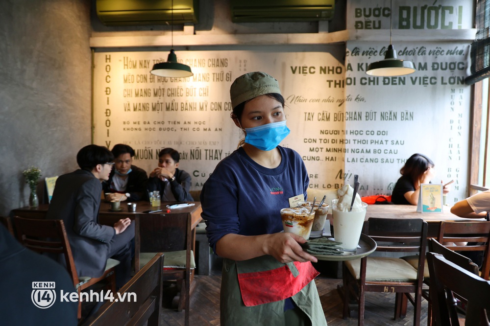 Ảnh: Sau bát phở nóng hổi, người Hà Nội thảnh thơi nhâm nhi cà phê, ngắm nhìn Thủ đô đang mùa đẹp nhất - Ảnh 11. Ảnh: Sau bát phở nóng hổi, người Hà Nội thảnh thơi nhâm nhi cà phê, ngắm nhìn Thủ đô đang mùa đẹp nhất - Ảnh 11.