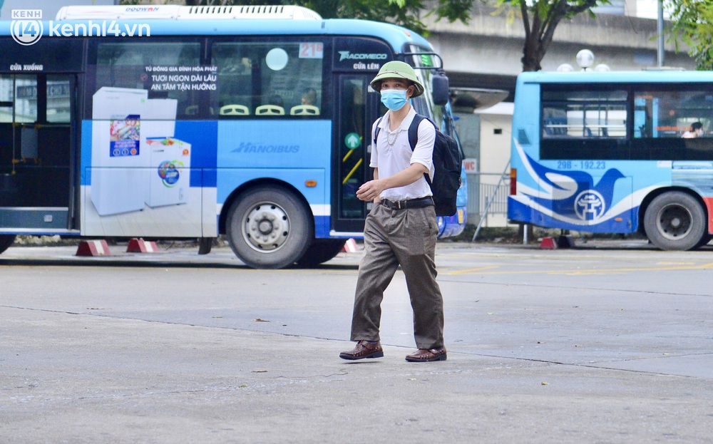Hà Nội ngày đầu nối lại vận tải liên tỉnh: Cả bến xe chỉ có duy nhất 1 chuyến, nhiều người dân thất vọng phải quay về - Ảnh 9. Hà Nội ngày đầu nối lại vận tải liên tỉnh: Cả bến xe chỉ có duy nhất 1 chuyến, nhiều người dân thất vọng phải quay về - Ảnh 9.