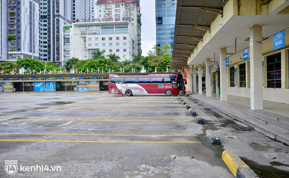 Hà Nội ngày đầu nối lại vận tải liên tỉnh: Cả bến xe chỉ có duy nhất 1 chuyến, nhiều người dân thất vọng phải quay về - Ảnh 2. Hà Nội ngày đầu nối lại vận tải liên tỉnh: Cả bến xe chỉ có duy nhất 1 chuyến, nhiều người dân thất vọng phải quay về - Ảnh 2.