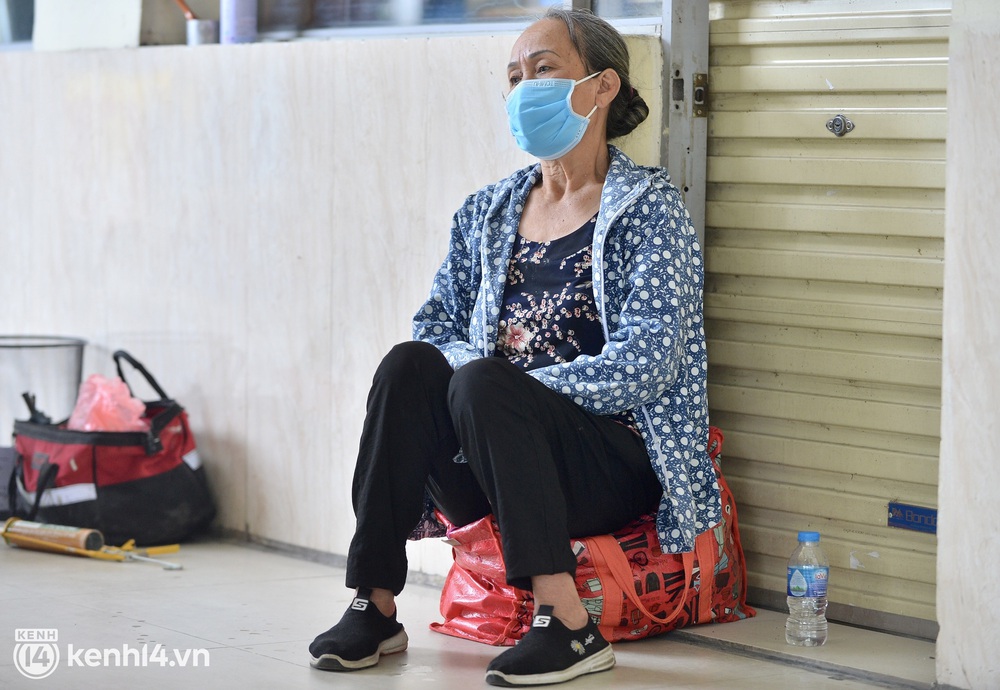 Hà Nội ngày đầu nối lại vận tải liên tỉnh: Cả bến xe chỉ có duy nhất 1 chuyến, nhiều người dân thất vọng phải quay về - Ảnh 7. Hà Nội ngày đầu nối lại vận tải liên tỉnh: Cả bến xe chỉ có duy nhất 1 chuyến, nhiều người dân thất vọng phải quay về - Ảnh 7.