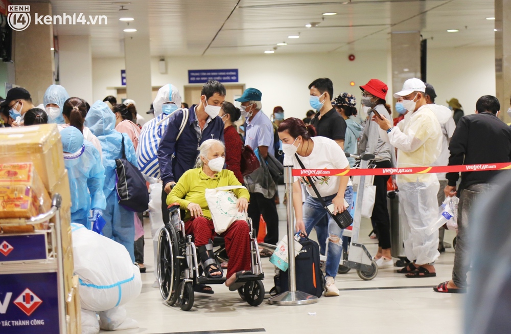 ẢNH: Hàng trăm bà bầu, trẻ nhỏ đội nắng, ngồi vật vờ đợi lên chuyến bay 0 đồng về quê sau thời gian dài mắc kẹt - Ảnh 12. ẢNH: Hàng trăm bà bầu, trẻ nhỏ đội nắng, ngồi vật vờ đợi lên chuyến bay 0 đồng về quê sau thời gian dài mắc kẹt - Ảnh 12.