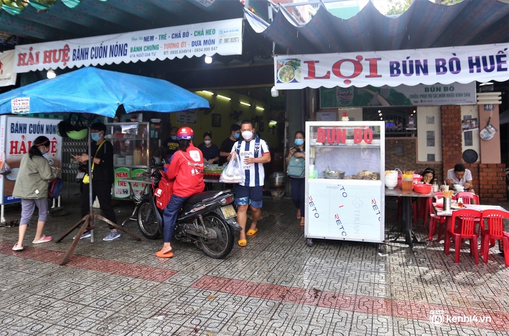 Hàng quán Đà Nẵng ngày đầu bán tại chỗ: Nơi tấp nập khách dù trời mưa, chỗ vẫn đóng cửa im lìm - Ảnh 9.