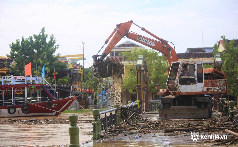 Những hình ảnh đau lòng ở Hội An: Vừa đìu hiu vì dịch Covid-19, phố cổ lại chìm trong nước lũ - Ảnh 7.