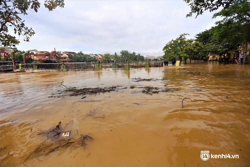 Những hình ảnh đau lòng ở Hội An: Vừa đìu hiu vì dịch Covid-19, phố cổ lại chìm trong nước lũ - Ảnh 5.