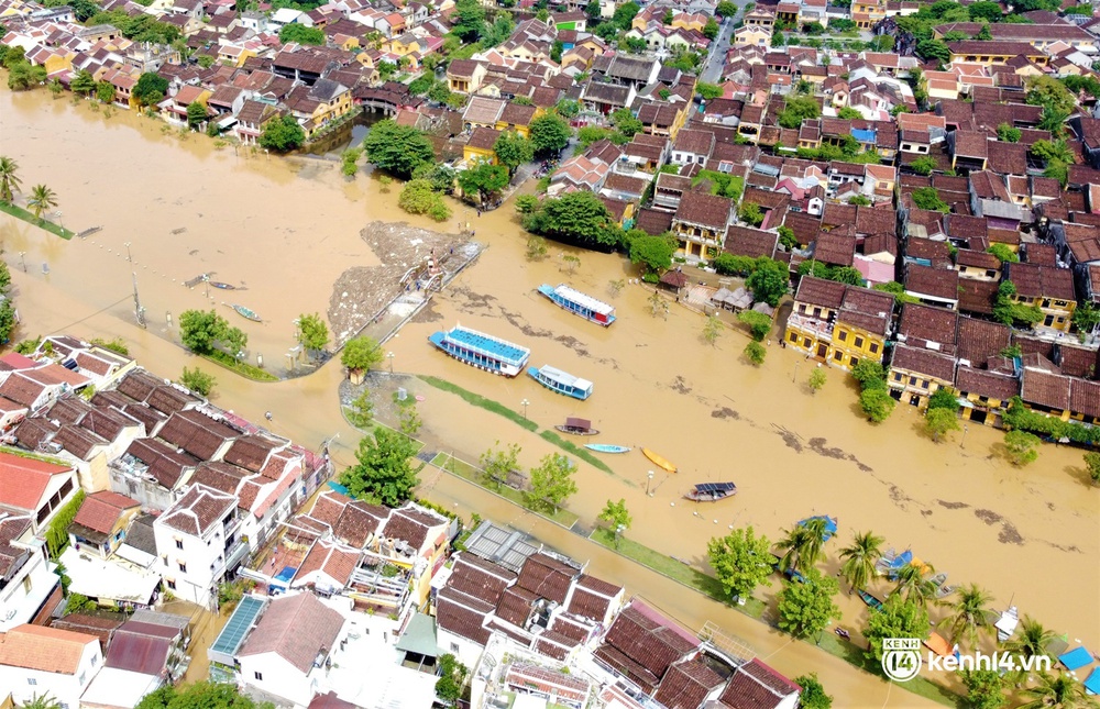 Những hình ảnh đau lòng ở Hội An: Vừa đìu hiu vì dịch Covid-19, phố cổ lại chìm trong nước lũ - Ảnh 1.