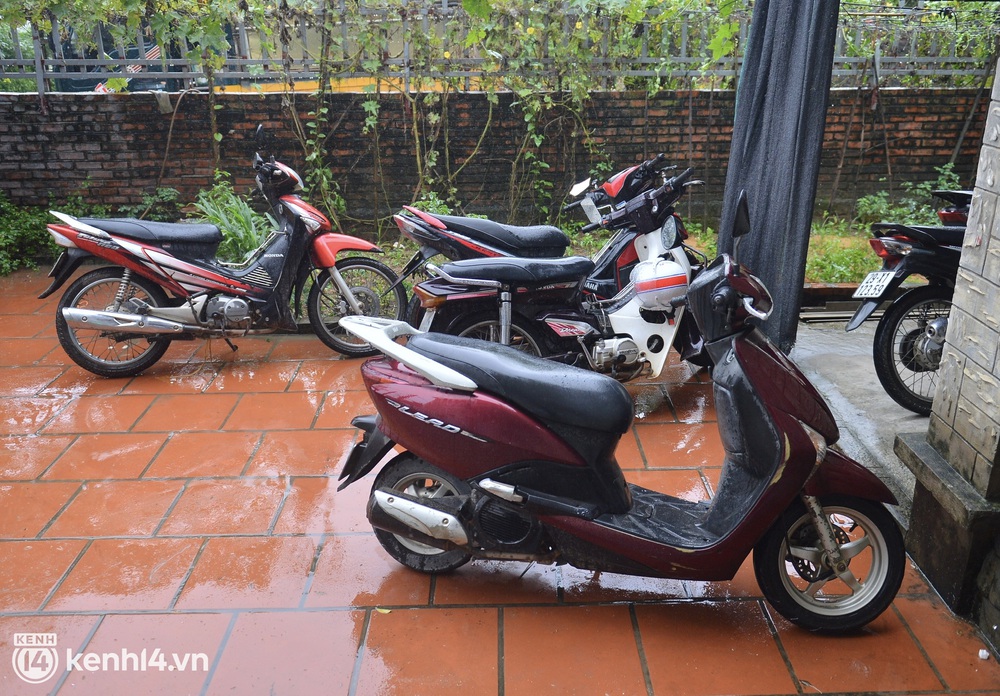 Cuộc sống đảo lộn của người dân Hà Nội những ngày sống chung với lũ: Dùng thuyền tự chế để di chuyển, cả gia đình phải đi sống nhờ - Ảnh 13.