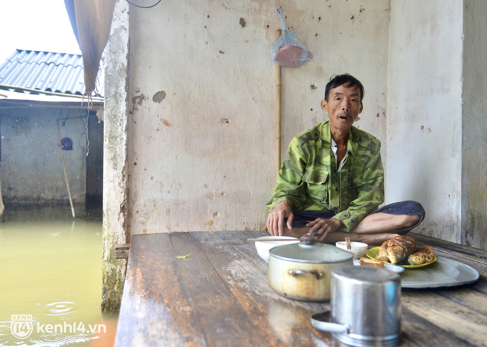 Cuộc sống đảo lộn của người dân Hà Nội những ngày sống chung với lũ: Dùng thuyền tự chế để di chuyển, cả gia đình phải đi sống nhờ - Ảnh 8.